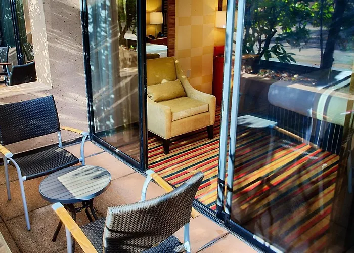 Pinnacle Hotel Harbourfront